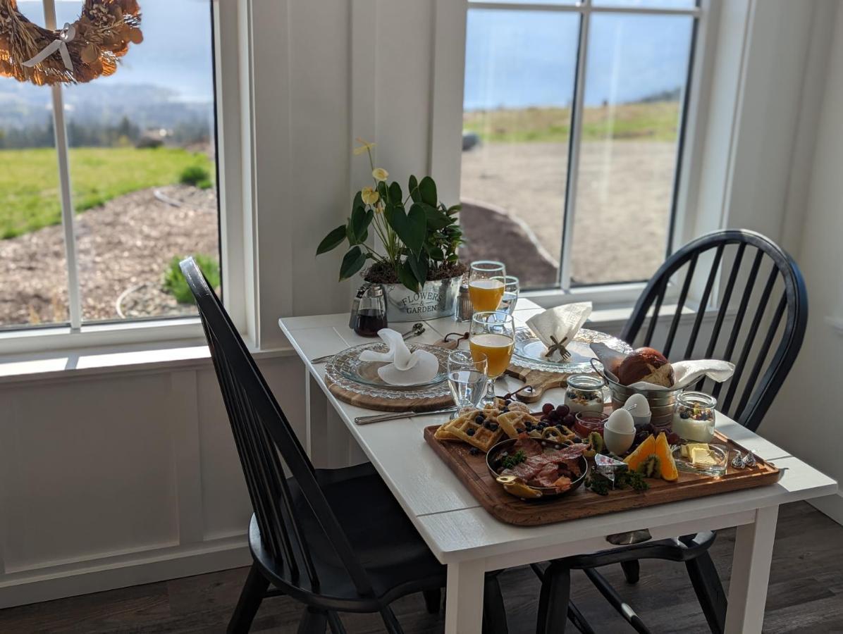 Autumn Lane B&B, Farmhouse Elegance & Stunning Lakeviews West Kelowna Zewnętrze zdjęcie