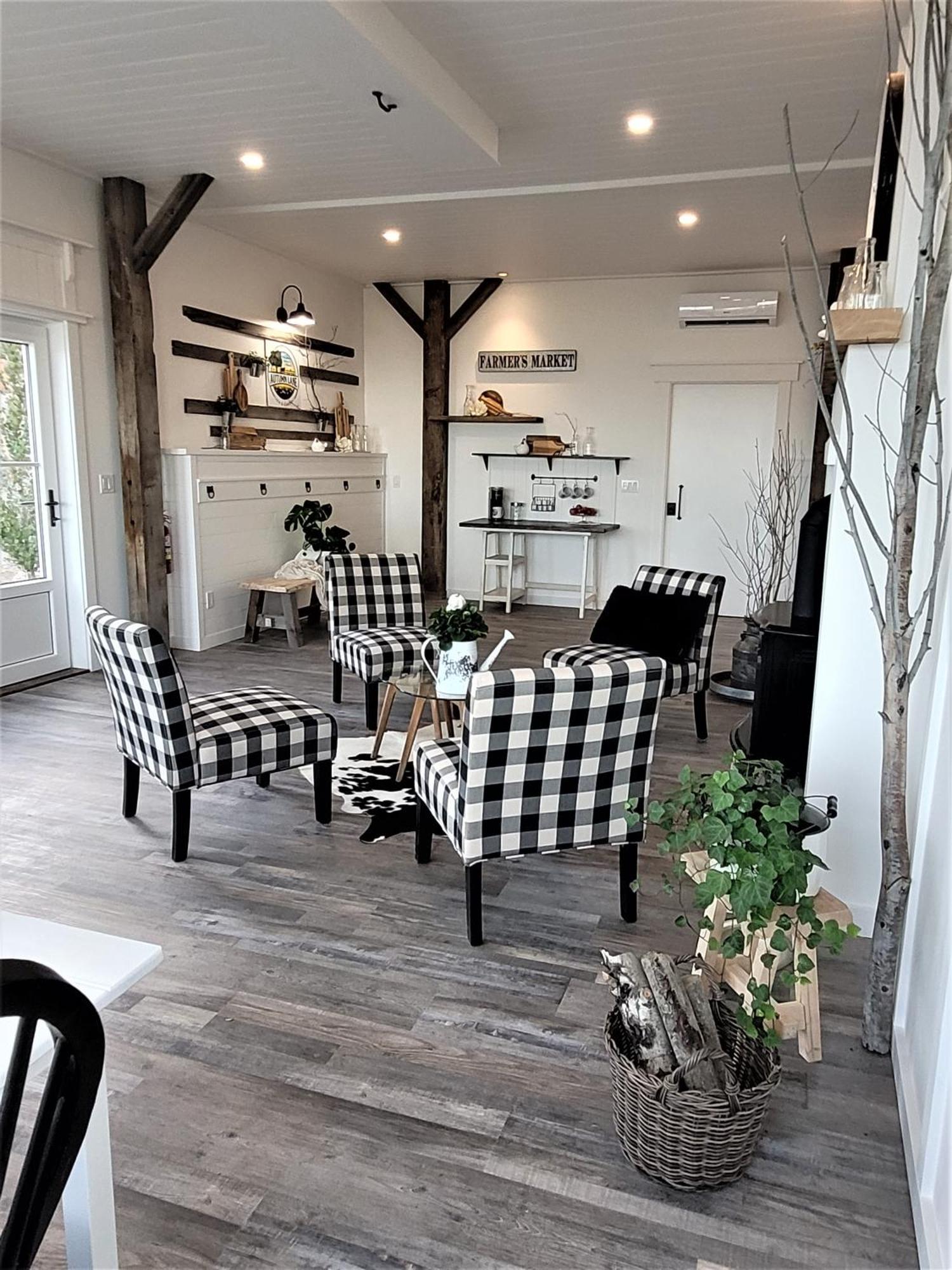 Autumn Lane B&B, Farmhouse Elegance & Stunning Lakeviews West Kelowna Zewnętrze zdjęcie