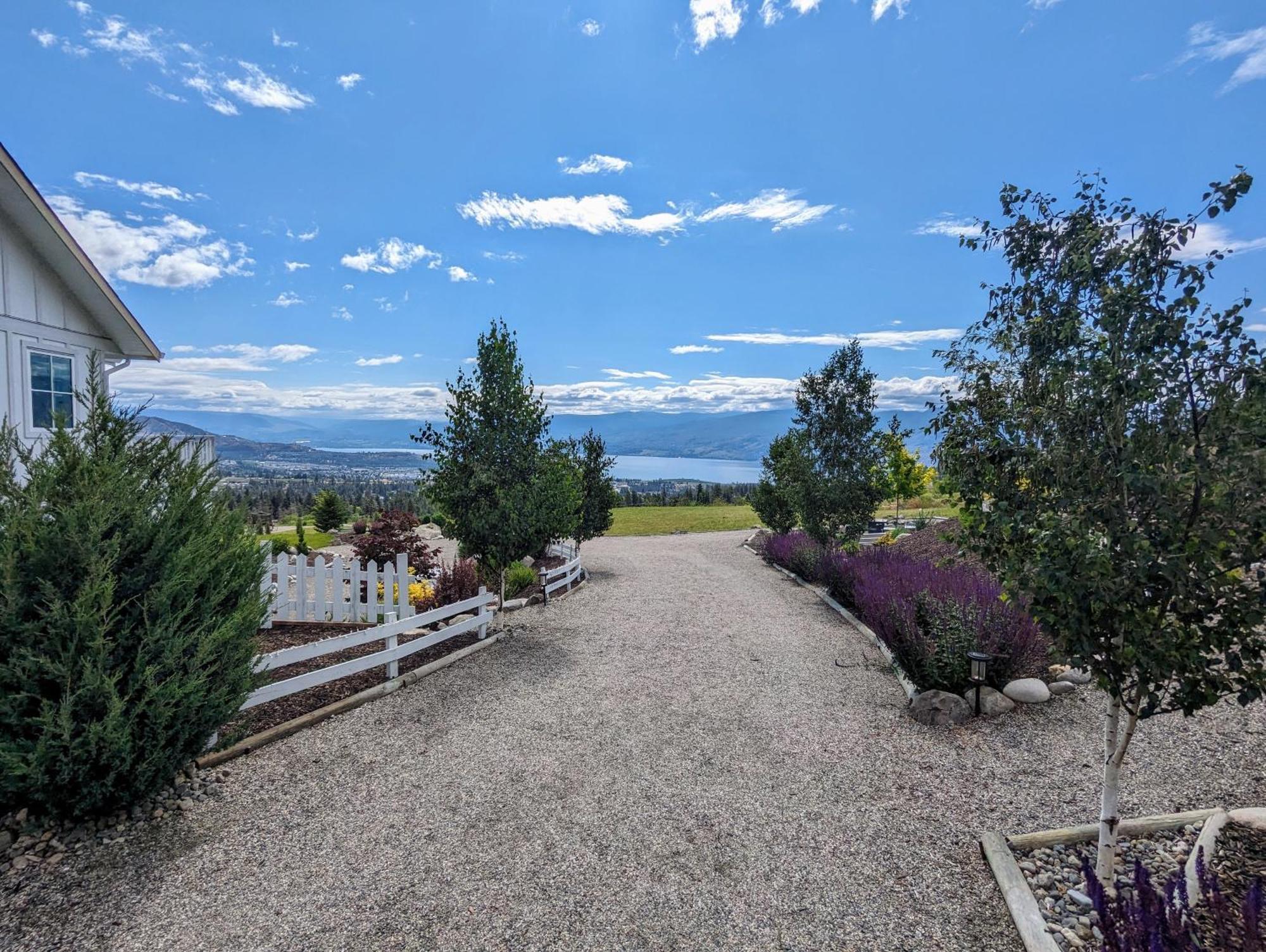 Autumn Lane B&B, Farmhouse Elegance & Stunning Lakeviews West Kelowna Zewnętrze zdjęcie