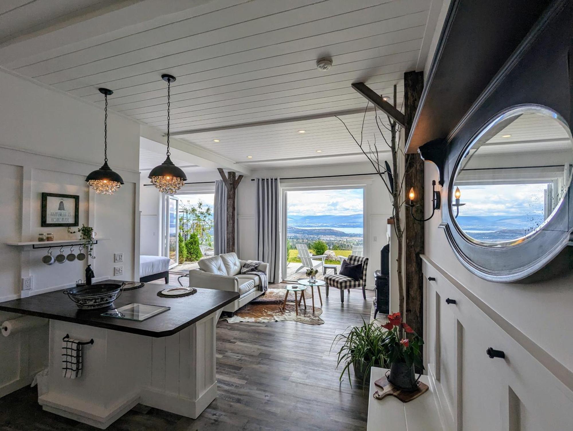 Autumn Lane B&B, Farmhouse Elegance & Stunning Lakeviews West Kelowna Zewnętrze zdjęcie