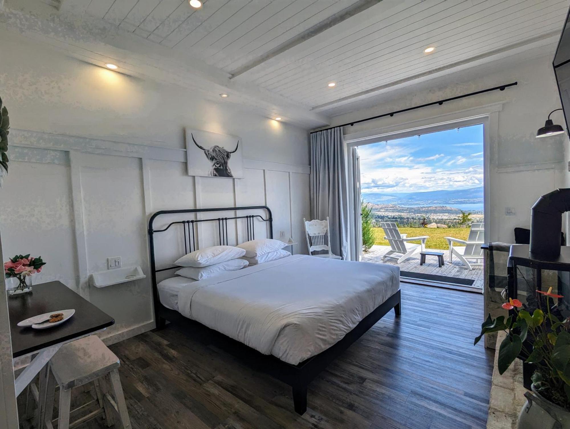 Autumn Lane B&B, Farmhouse Elegance & Stunning Lakeviews West Kelowna Zewnętrze zdjęcie