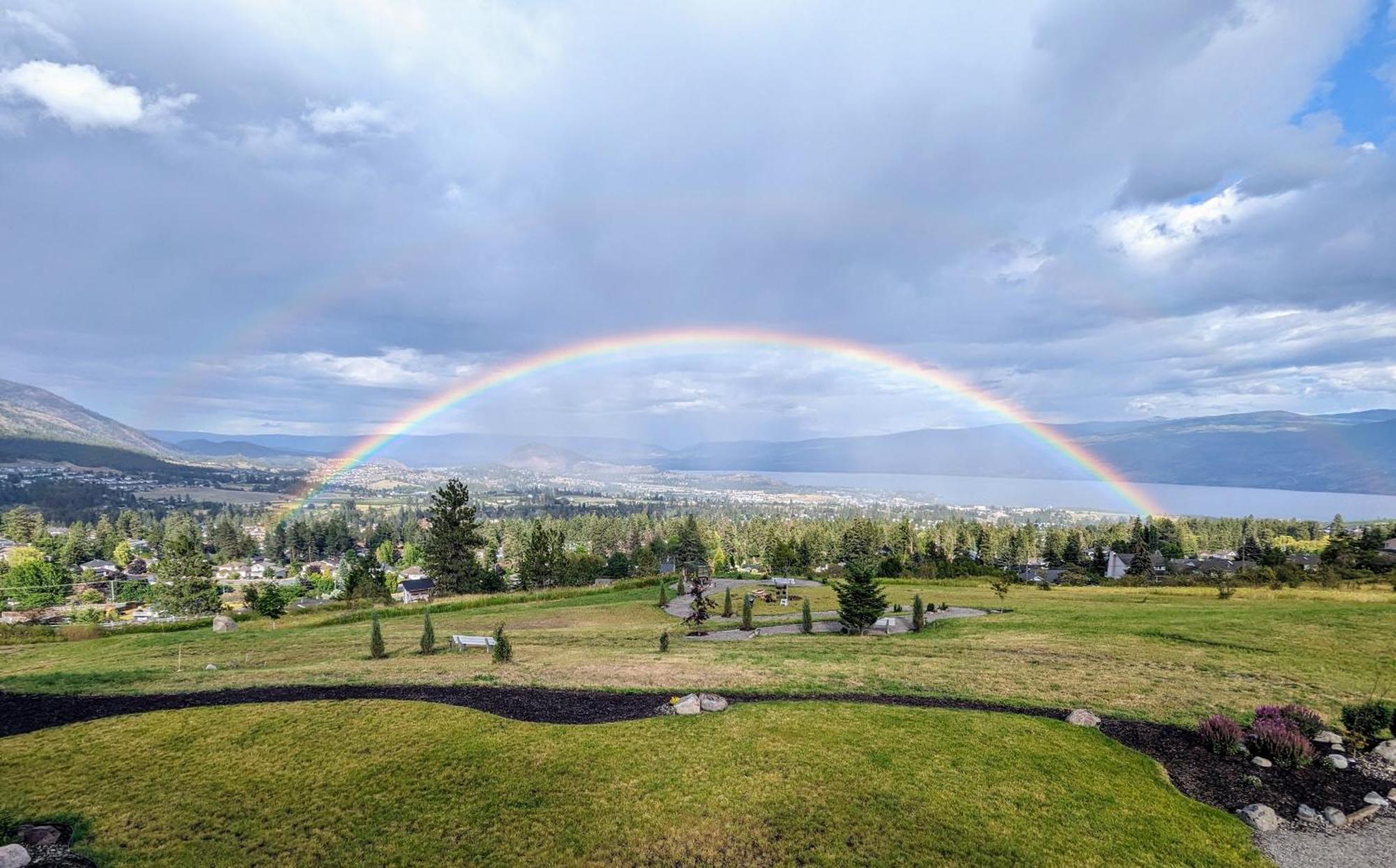 Autumn Lane B&B, Farmhouse Elegance & Stunning Lakeviews West Kelowna Zewnętrze zdjęcie