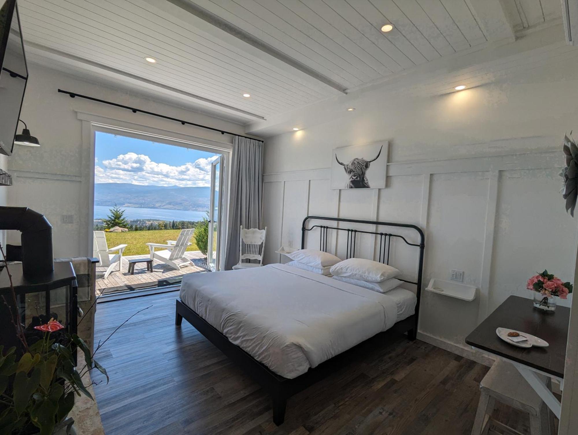Autumn Lane B&B, Farmhouse Elegance & Stunning Lakeviews West Kelowna Zewnętrze zdjęcie