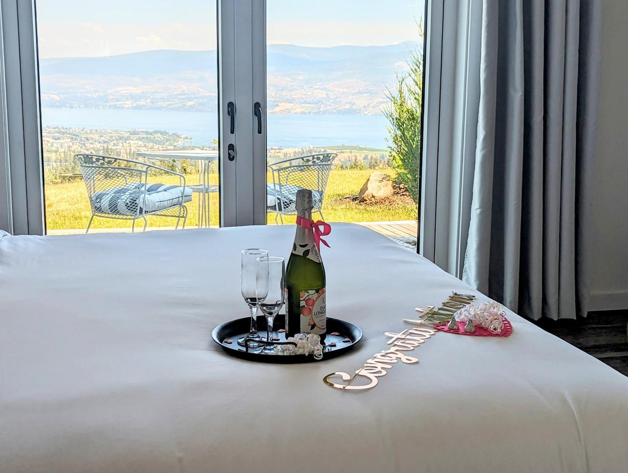 Autumn Lane B&B, Farmhouse Elegance & Stunning Lakeviews West Kelowna Zewnętrze zdjęcie