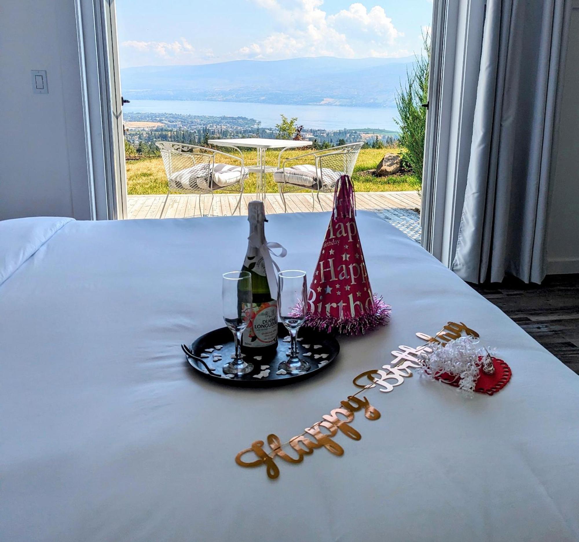 Autumn Lane B&B, Farmhouse Elegance & Stunning Lakeviews West Kelowna Zewnętrze zdjęcie
