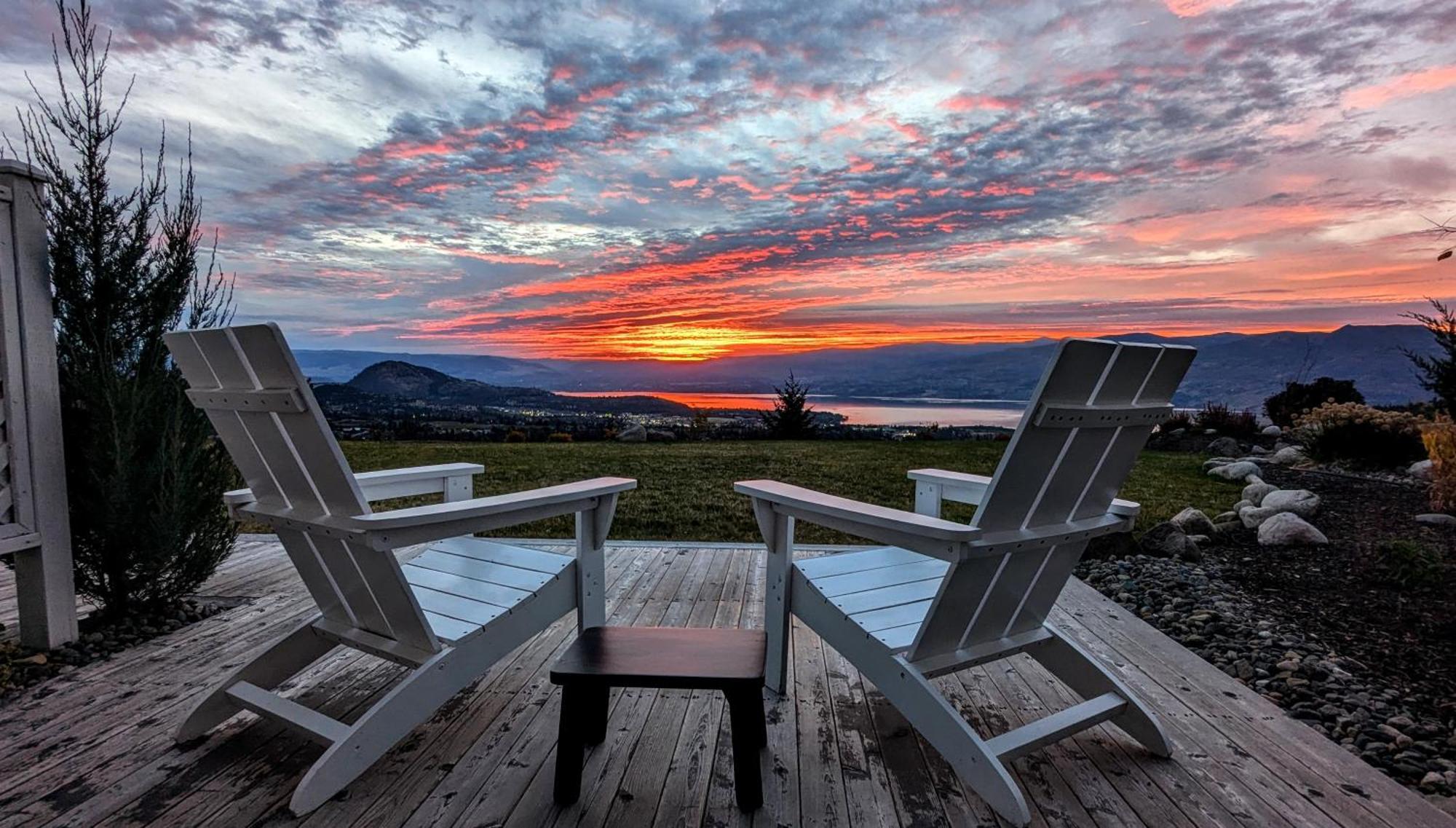 Autumn Lane B&B, Farmhouse Elegance & Stunning Lakeviews West Kelowna Zewnętrze zdjęcie
